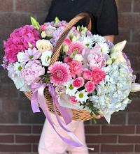Композиция солнечный день в Аничково Цветочная композиция из Розы, Хризантемы, Пионы и Лизиантусы в корзине в Аничково