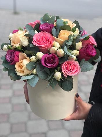 Цветочная композиция из Розы в шляпной коробке в Аничково