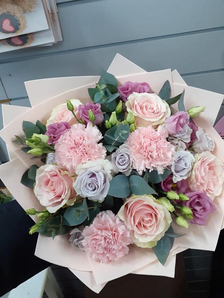 Букет цветов из: Розы, Гвоздики и Лизиантусы в Аничково